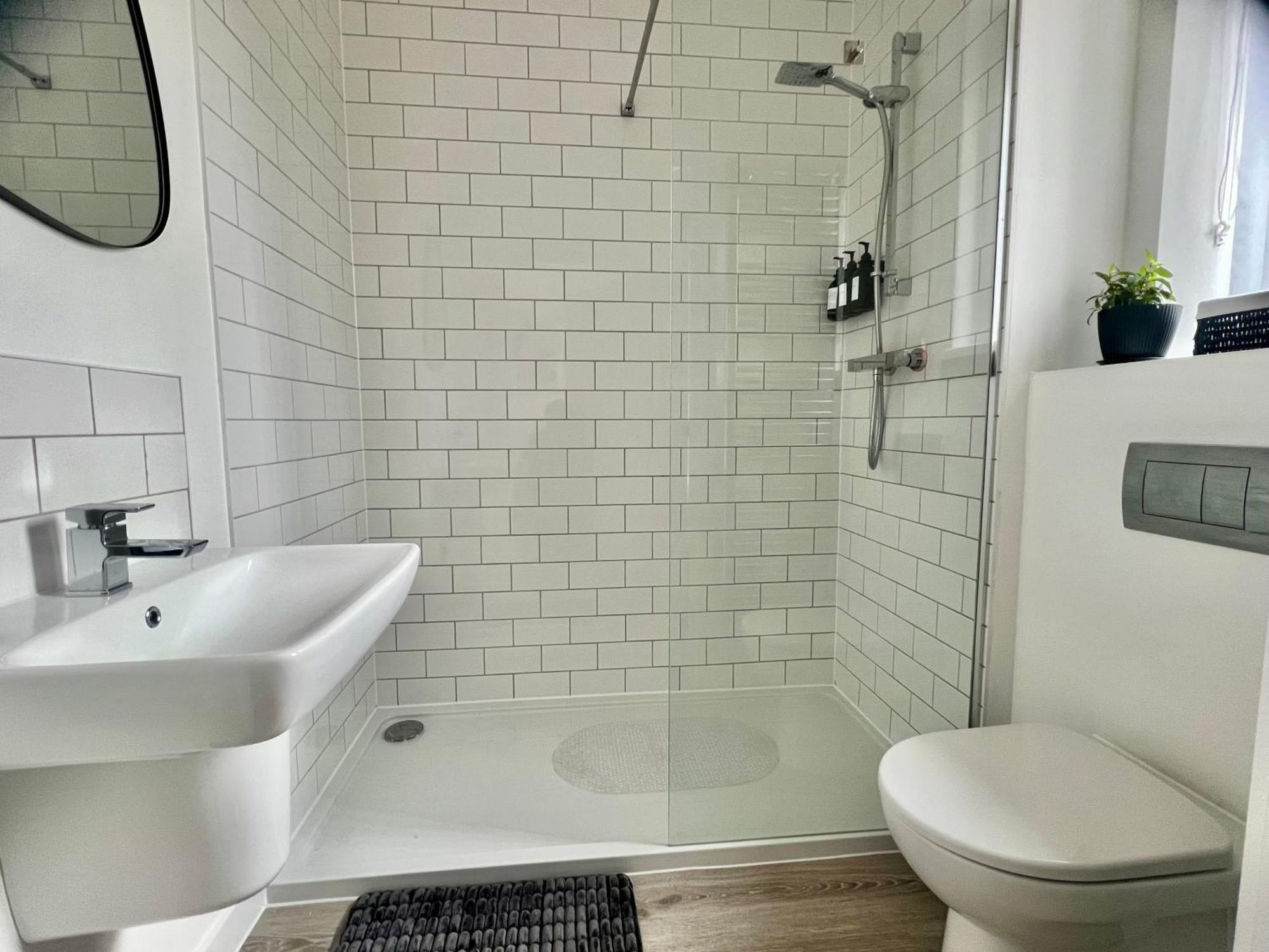 The Parkes A Stylish 3Br House, 5 Mins From Central Birmingham Close To The Edgbaston Stadium, The Hippodrome, Uob, Aston And Bcu, China Town, Kings Heath Bhx Airport And Much More Exterior foto